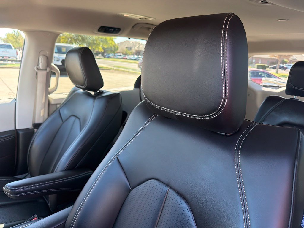 Used 2023 Chrysler Pacifica Touring-L FWD image 25