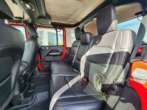 Used 2018 Jeep Wrangler Unlimited Sahara image 38