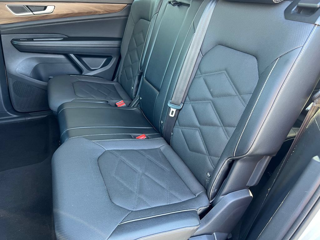 Used 2024 Volkswagen Atlas SE AWD/4WD image 14