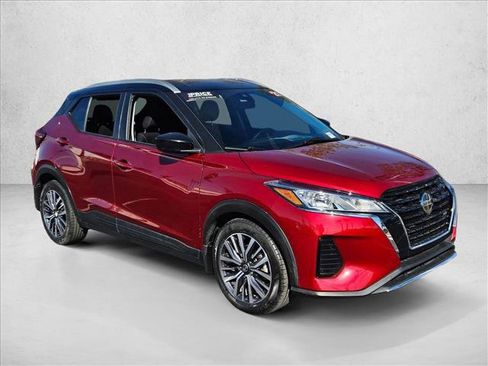 Used 2021 Nissan Kicks SV image 3