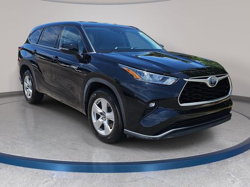 Used 2020 Toyota Highlander LE FWD image 3