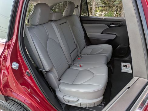 Used 2021 Toyota Highlander XLE image 25