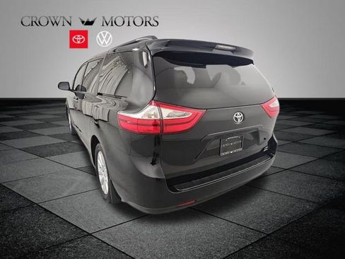 Used 2017 Toyota Sienna XLE image 4