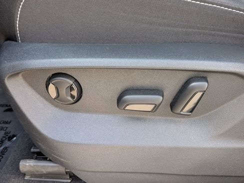 Used 2025 Volkswagen Atlas SE image 11