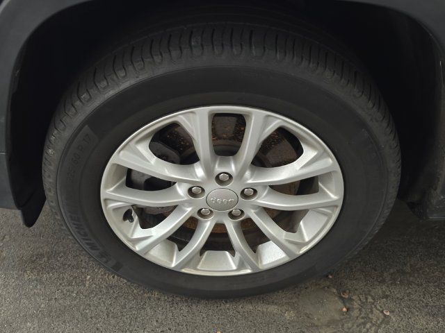Used 2020 Jeep Cherokee Latitude w/ Cold Weather Group FWD image 6