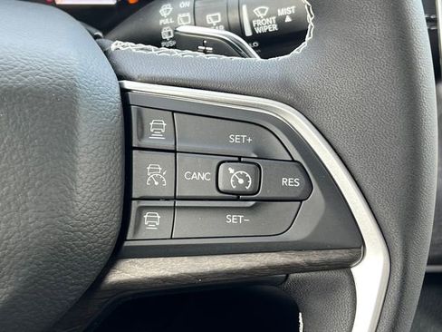 Used 2025 Jeep Grand Cherokee Limited w/ Black Appearance Package image 23