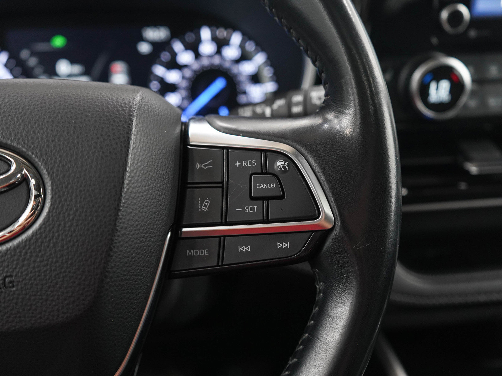 Used 2021 Toyota Highlander XLE AWD/4WD image 28
