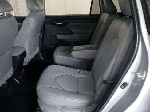 Used 2025 Toyota Highlander XLE AWD/4WD image 9
