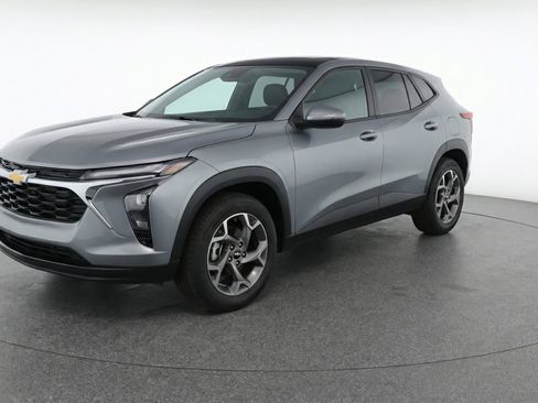 Used 2025 Chevrolet Trax LT w/ LT Convenience Package image 3