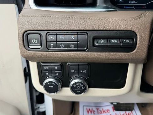 Used 2024 GMC Yukon XL Denali image 16
