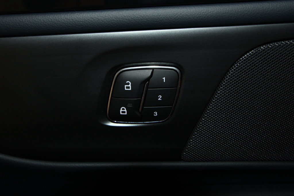 Used 2025 Lincoln Nautilus Reserve AWD/4WD image 10