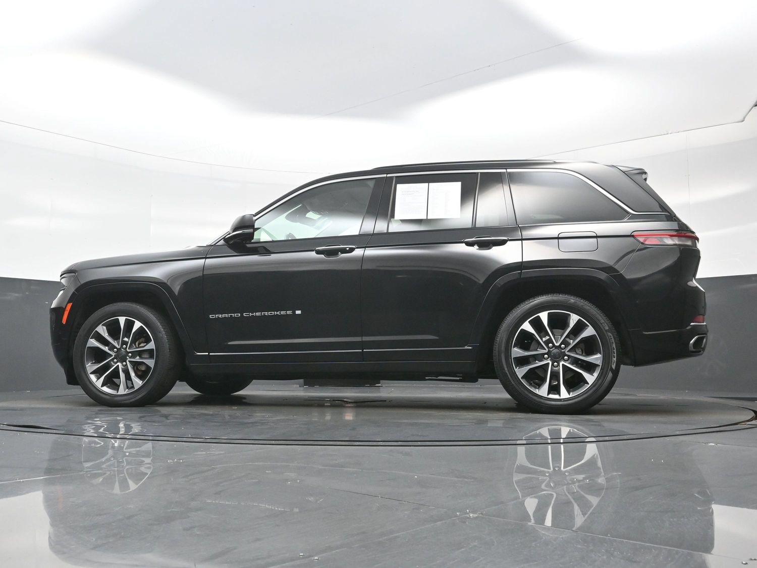 Used 2022 Jeep Grand Cherokee Overland AWD/4WD image 31