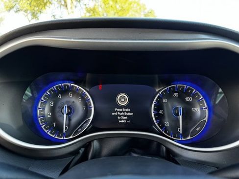 Used 2024 Chrysler Pacifica Touring-L image 21