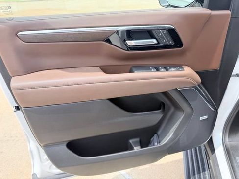Used 2025 Chevrolet Tahoe High Country AWD/4WD image 8