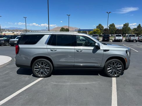 Used 2025 GMC Yukon Denali Ultimate AWD/4WD image 6
