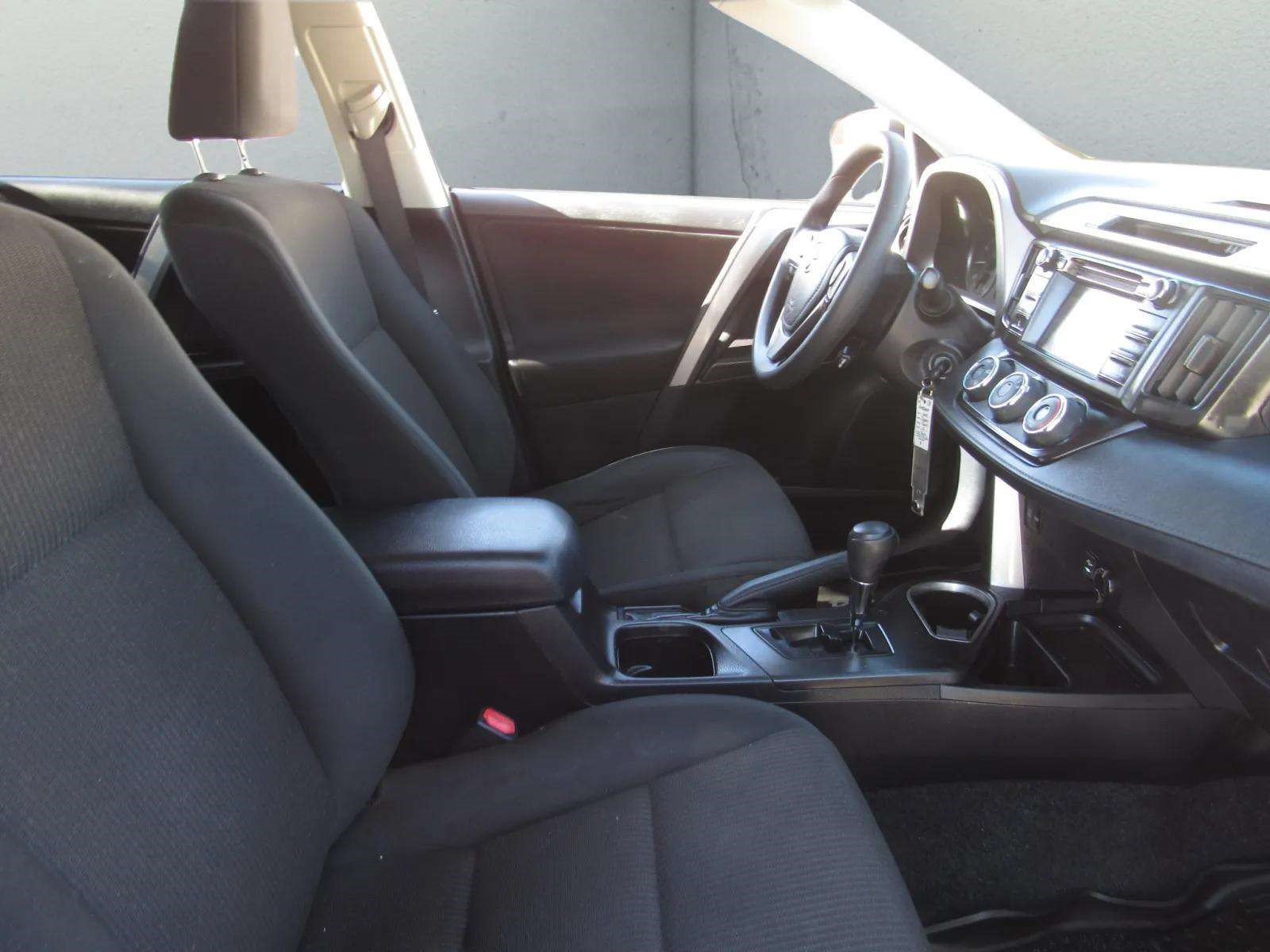 Used 2018 Toyota RAV4 LE FWD image 8