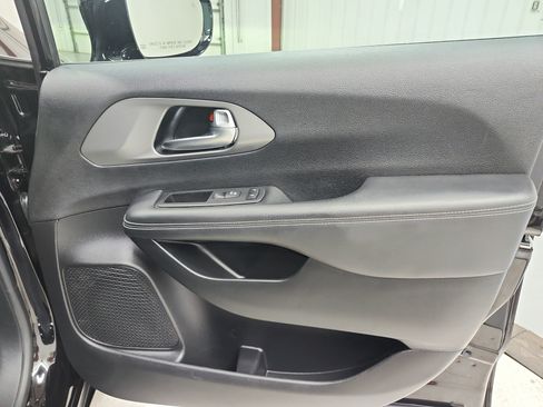 Used 2025 Chrysler Pacifica Select FWD image 47