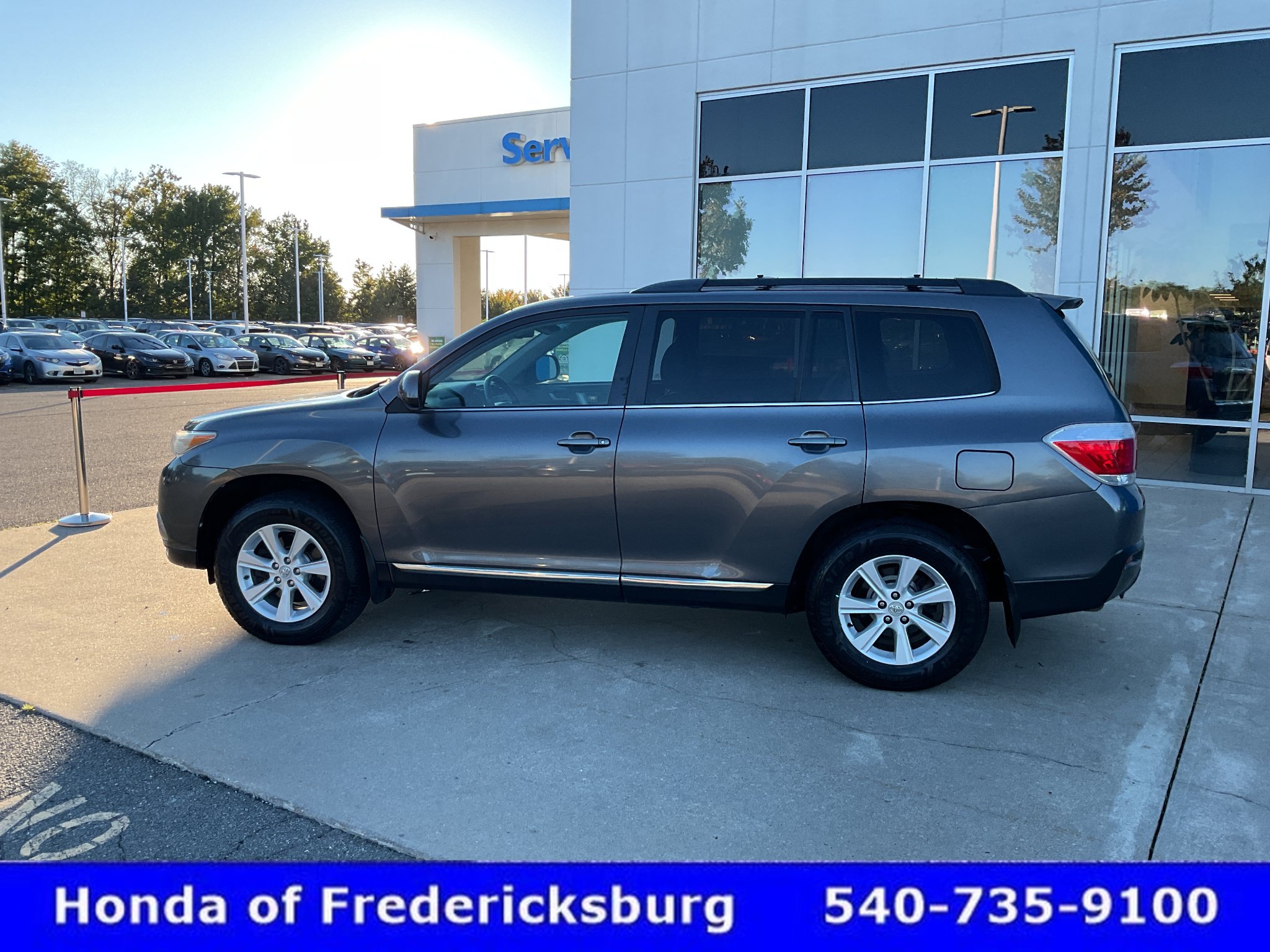 Used 2011 Toyota Highlander SE w/ Convenience Pkg AWD/4WD image 3