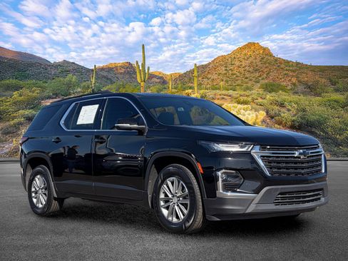 Used 2023 Chevrolet Traverse LT FWD image 2