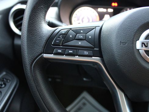 Used 2022 Nissan Versa SV image 8