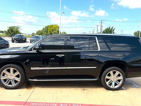 Used 2020 Cadillac Escalade ESV Luxury RWD image 5