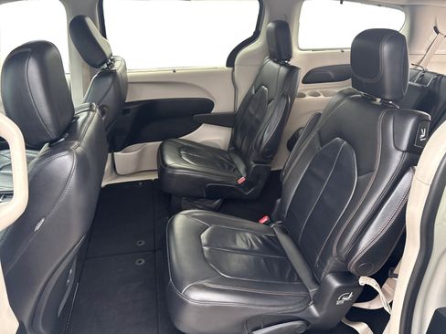 Used 2017 Chrysler Pacifica Touring-L image 10
