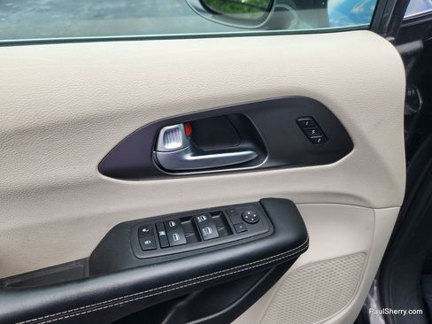 Used 2022 Chrysler Pacifica Touring-L FWD image 32