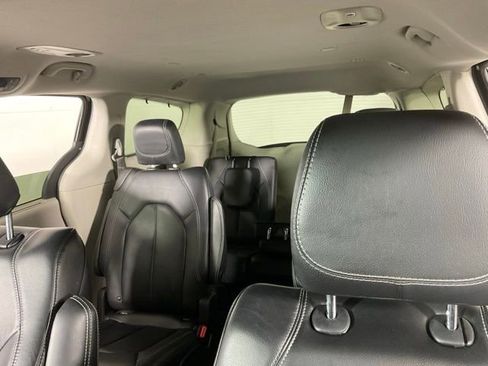 Used 2022 Chrysler Pacifica Touring-L image 41