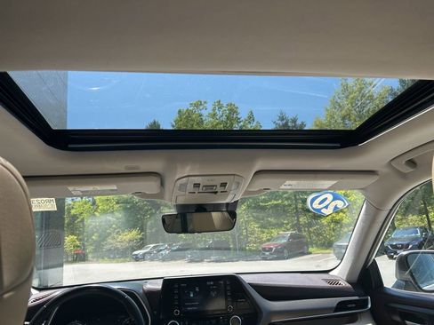 Used 2020 Toyota Highlander XLE AWD/4WD image 10