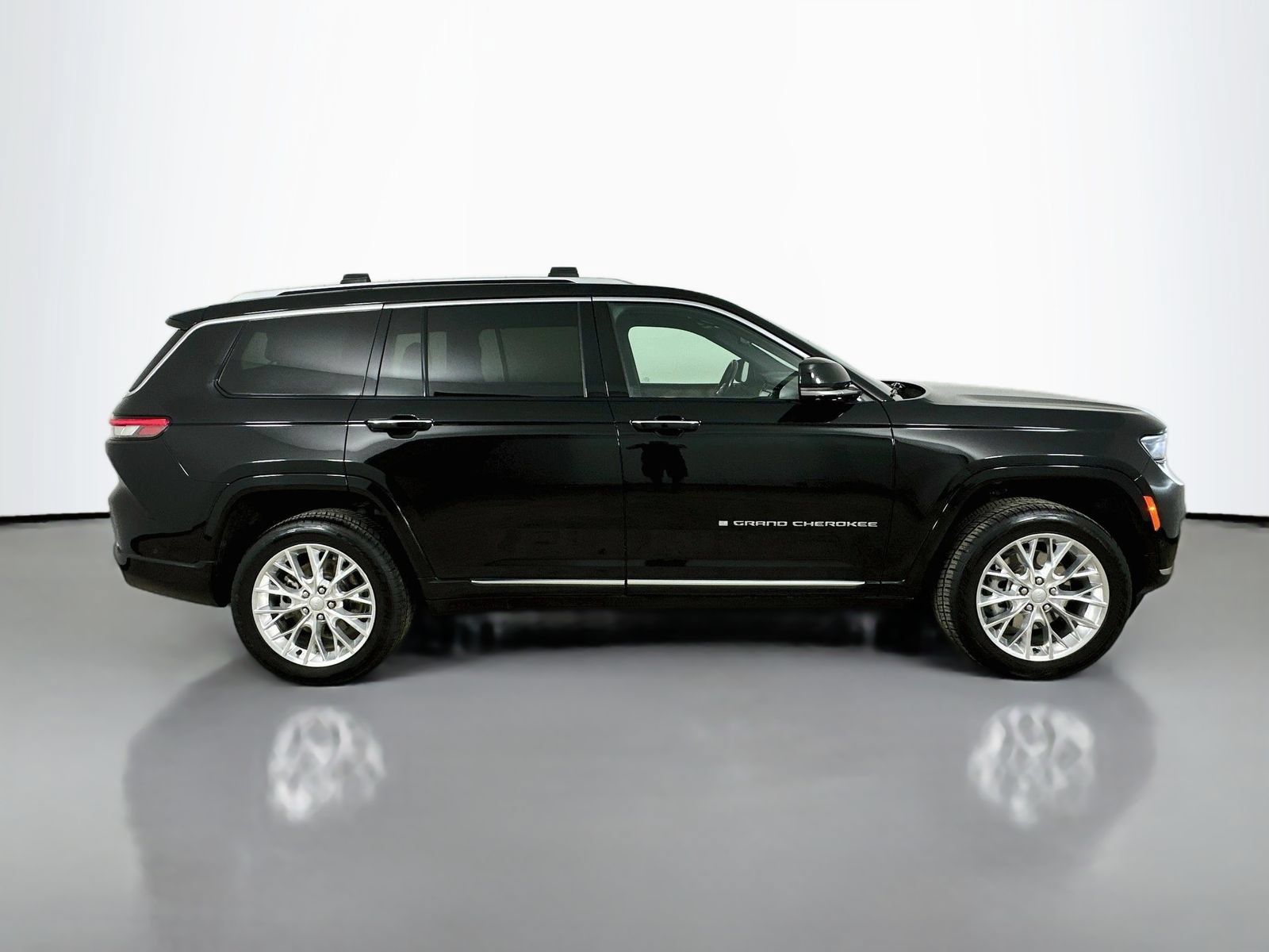 Used 2021 Jeep Grand Cherokee L Summit w/ Advanced Protech Group IV AWD/4WD image 4