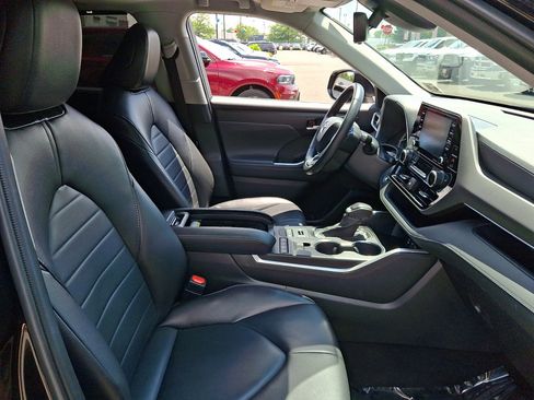 Used 2022 Toyota Highlander XLE AWD/4WD image 12