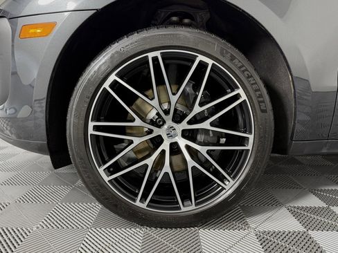 Certified 2025 Porsche Macan image 13