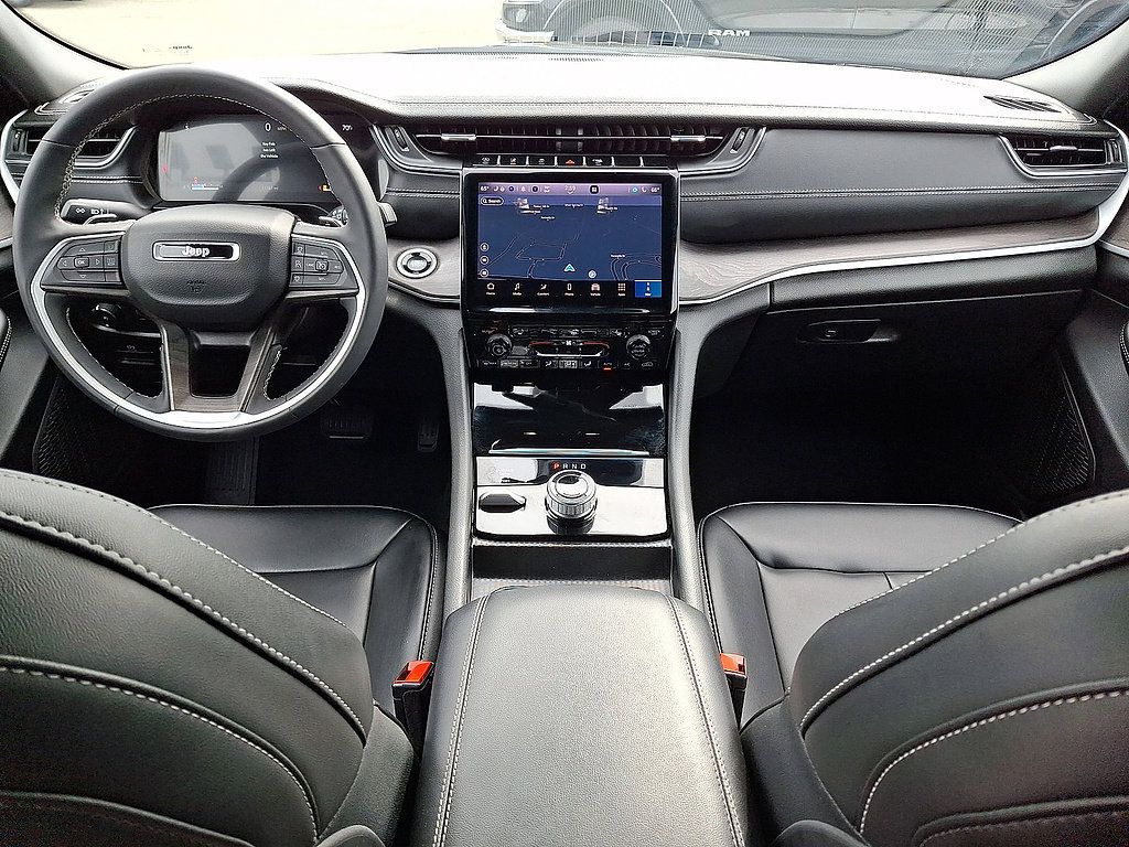 Used 2025 Jeep Grand Cherokee Limited AWD/4WD image 10