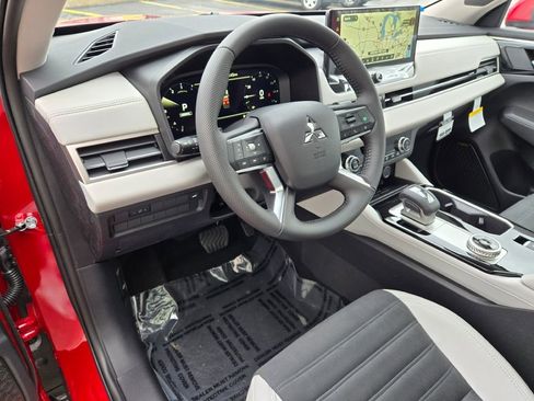 New 2025 Mitsubishi Outlander SE image 19
