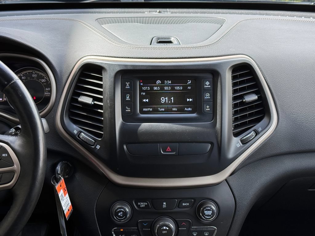 Used 2017 Jeep Cherokee Latitude w/ Cold Weather Group AWD/4WD image 28
