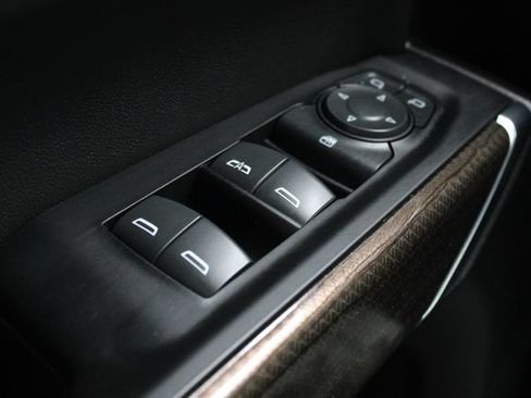 Used 2022 Chevrolet Silverado 1500 LT AWD/4WD image 7