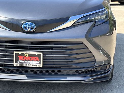 Used 2025 Toyota Sienna LE FWD image 8