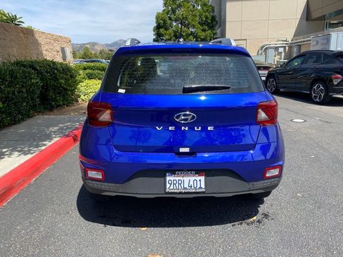 Certified 2025 Hyundai Venue Limited FWD image 9