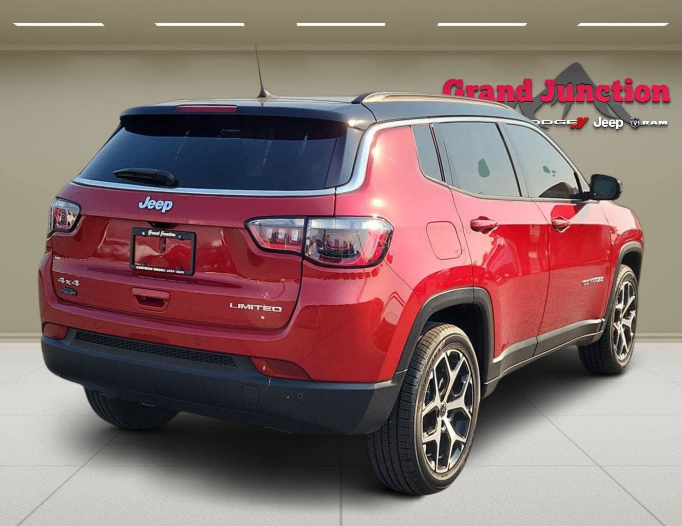 Used 2025 Jeep Compass Limited AWD/4WD image 4