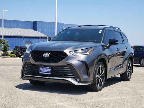 Used 2021 Toyota Highlander XSE FWD image 2