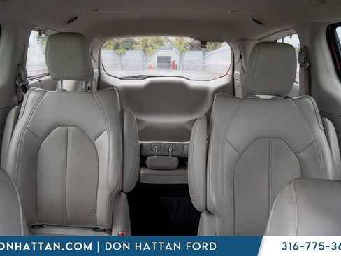 Used 2021 Chrysler Pacifica Touring-L FWD image 18