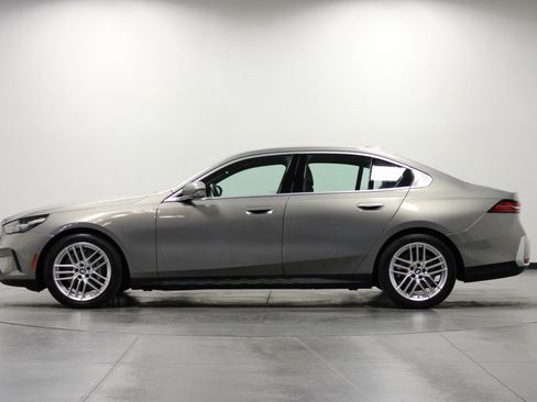 Used 2024 BMW 530i xDrive image 7