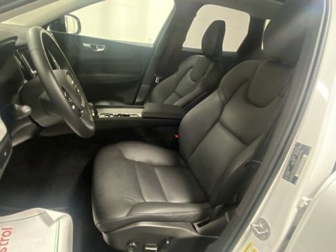Used 2025 Volvo XC60 B5 Plus image 11
