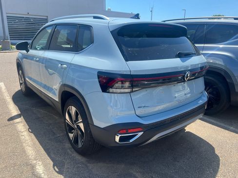 Used 2025 Volkswagen Taos SE w/ Panoramic Sunroof Package AWD/4WD image 4