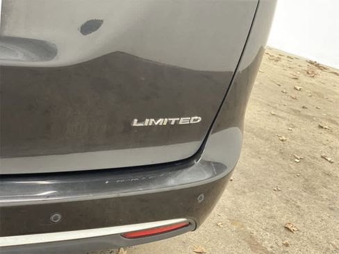 Used 2023 Chrysler Pacifica Limited image 11