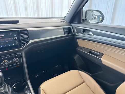 Certified 2022 Volkswagen Atlas Cross Sport SE w/ Panoramic Sunroof Package FWD image 26