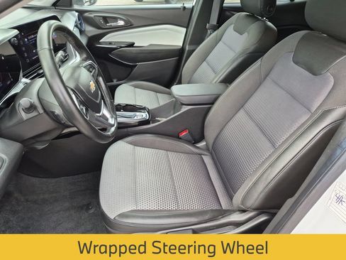 Used 2025 Chevrolet Trax LT w/ LT Convenience Package FWD image 17