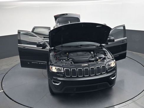 Used 2019 Jeep Grand Cherokee Laredo RWD image 36