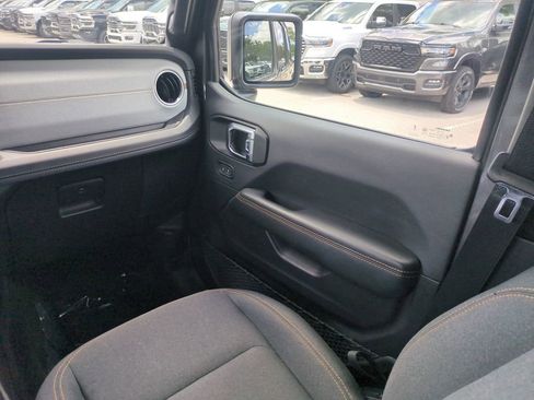 Used 2025 Jeep Wrangler Unlimited Sahara w/ Safety Group AWD/4WD image 18