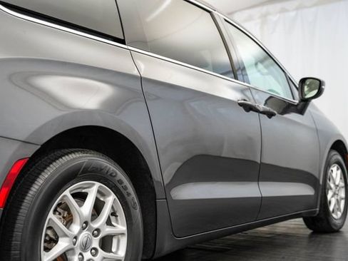 Used 2023 Chrysler Pacifica Touring-L FWD image 33
